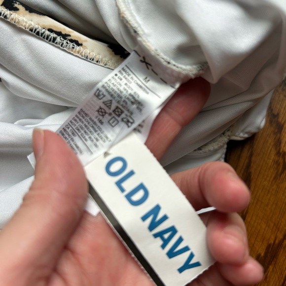 Women's Old Navy Ruched Deep V-Neck One Piece Swimsuit Leopard Animal Print. Med - Picture 8 of 8